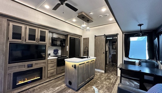 New Owner Special - Luxury Lakefront RV & Fishing Retreat