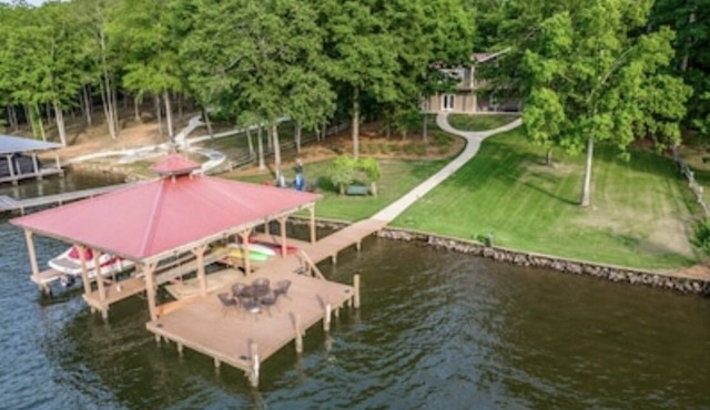 NEW OWNERS: Family Lakefront Retreat: huge dock/kayak/fish/fire pit/amenities