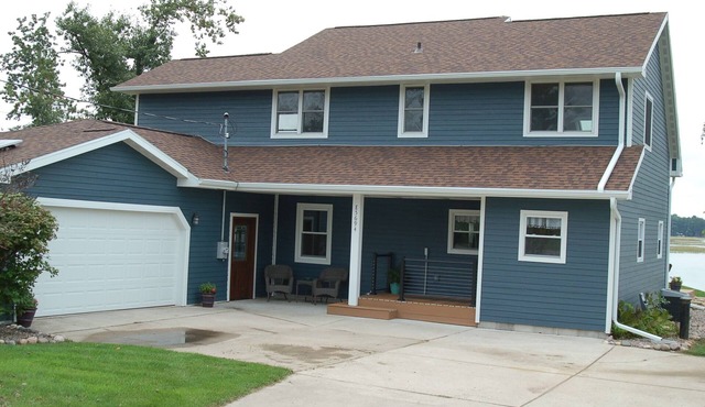 New owners, fresh remodel - Lakehouse with 100' of sandy frontage on White Lake!