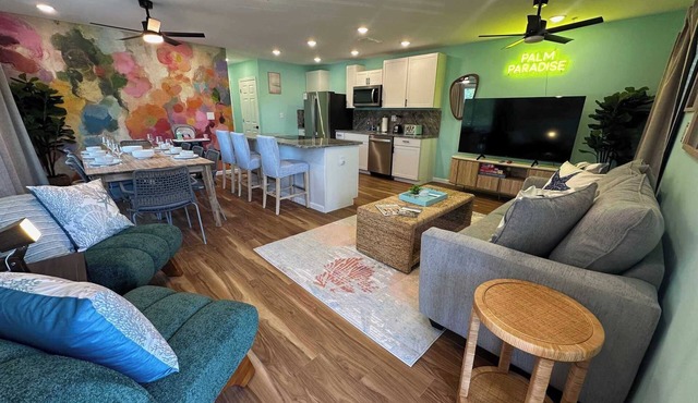 *NEW* Palm Paradise Blooms - 5bed 2bath Sleeps 10