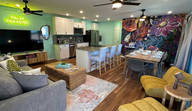 *NEW* Palm Paradise Floral - 5bed 2bath Sleeps 10