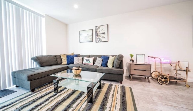 New Palm Tree Paradise 3 Bed Apt by Sofi and LAX