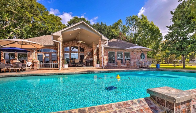 NEW! ‘Paradise Point’ Villa on Lake Conroe w/ Pool