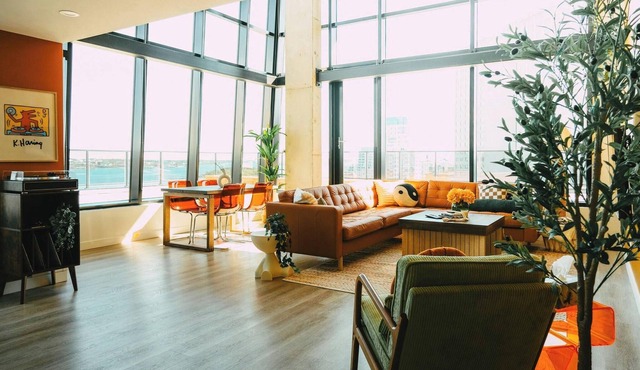 NEW Pause Penthouse Lofts -Downtown- Free Parking