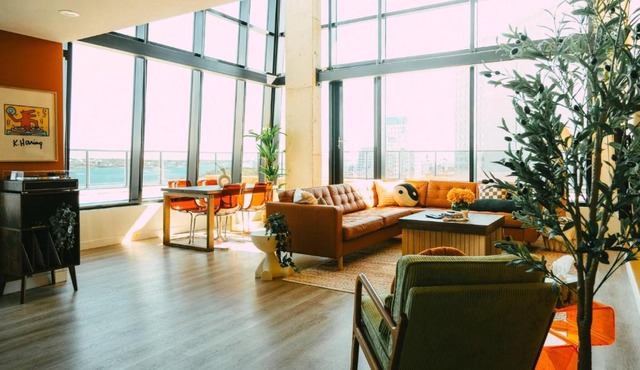 NEW Pause Penthouse Lofts -Downtown- Free Parking