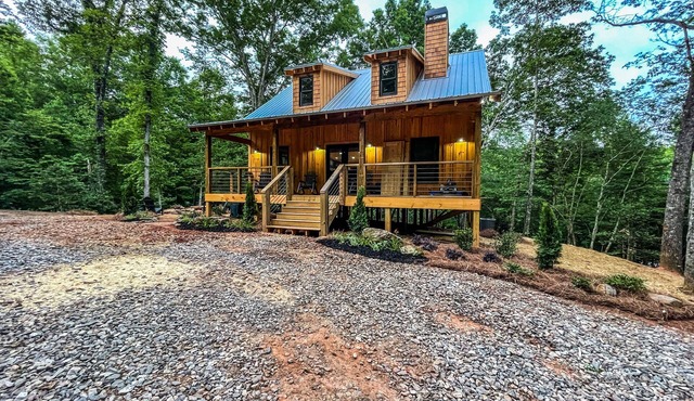 NEW - Peaceful Bear CABIN - 3BR/2BTH - Hot Tub - Quiet