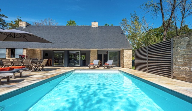 NEW Peaceful Haven : big villa, private heated pool and beach just steps away