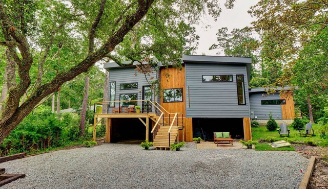 NEW peaceful, in the trees, close to the beach