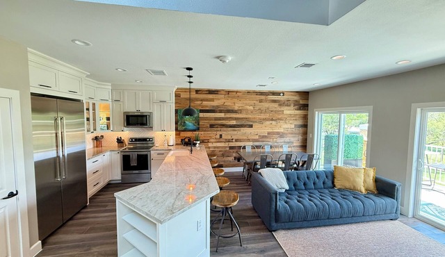 NEW Penthouse on the River-4 BR Corner Condo with Iconic Gruene Tower Views