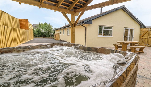 NEW PENY, pet friendly, with hot tub in Llandrindod Wells