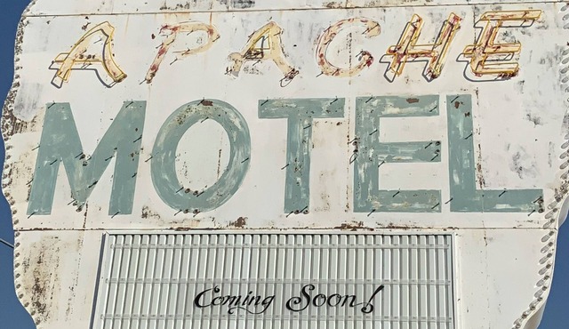 New pet friendly 1 bedroom with kitchenette at the Iconic Apache Motel!