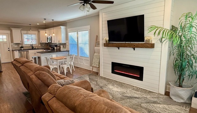 NEW Pet Friendly - 7 Minutes to Downtown GVL