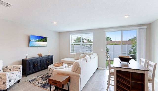 New Pet Friendly Cozy Townhome close to Beaches!