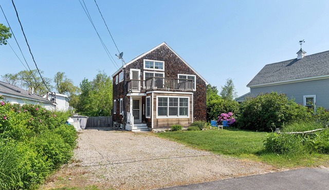 New Photos! Large 4-bedroom House Close to Beach with Ample Outdoor Space!