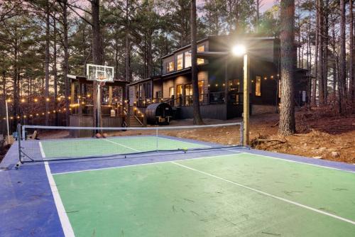 New! Pickleball, Sauna, Hot Tub, Family Retreat