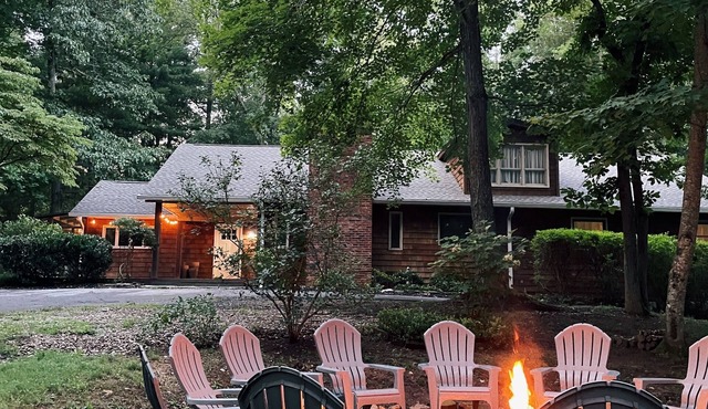 NEW - Pine Ridge Cabin - 12 min to Asheville + Hot Tub + 4 Acres + Fire Pit