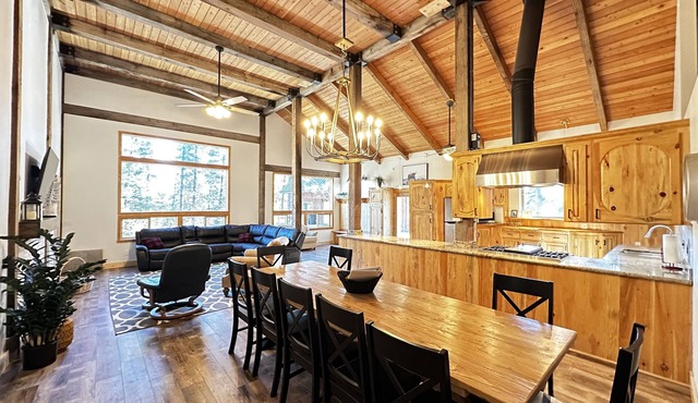 NEW! Pineview Lodge. Gorgeous Lodge with access to PRIVATE Hot Springs Pools
