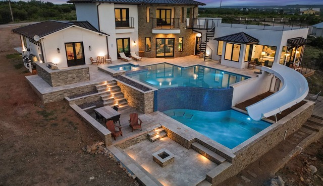 *New PK SLIDE* 5 bed, 6 bath home with pool/hot tub. Hell's Gate View!