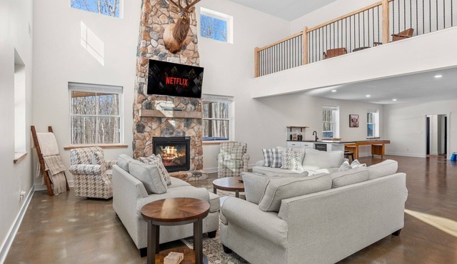 New Pocono Barndominium sleeps 20ppl on 40 acres with a Hot Tub & Fire Pit!