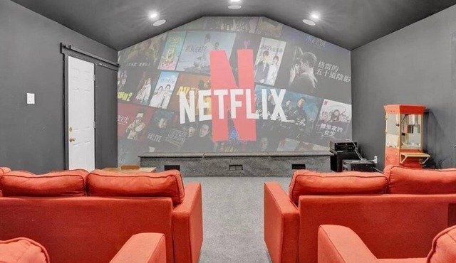 New Pocono Getaway:3-Tier Theater, Hot Tub, Fire pit, Pool Table.Near Lake Naomi