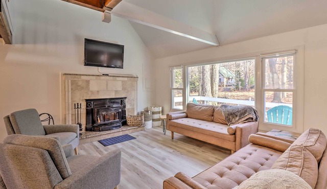 NEW! Pocono Lake Cabin w/ Community Amenity Access