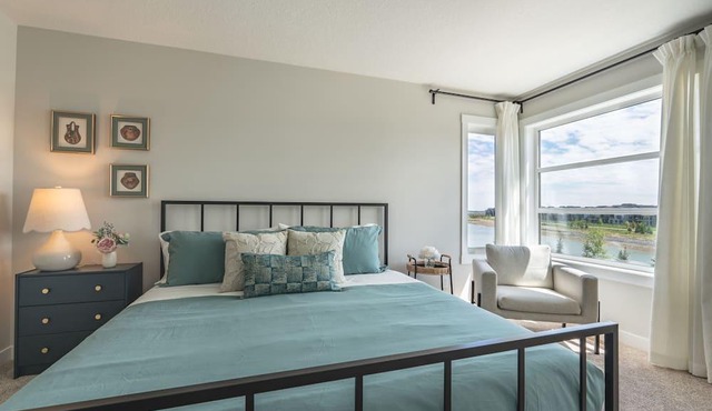 NEW! Pond View! stunning luxury stay & Central AC & Sleep 8