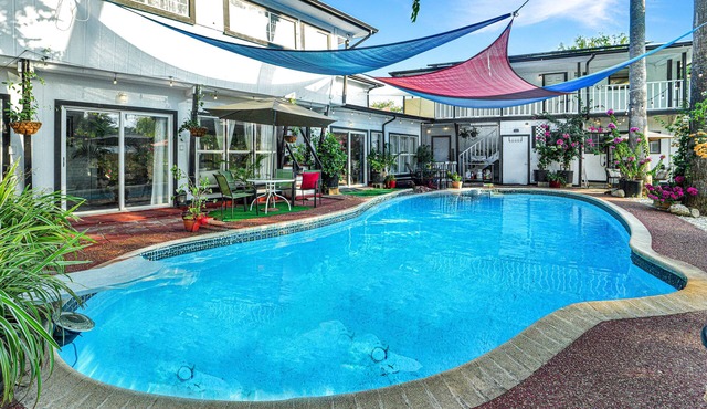 New! Pool, Continental B'fast, 3 mi to Sea World!