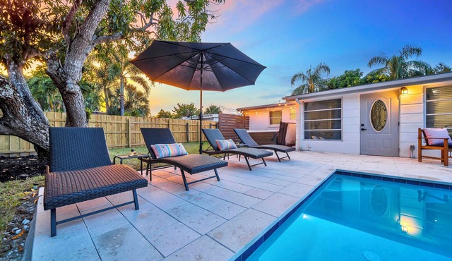 NEW POOL! Naples Home 2 miles to Beach/5th Ave, 2 King Beds, Hot Tub, Bikes