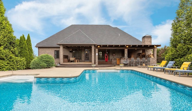 !NEW! Pool, Pizza Oven, Movie Screen