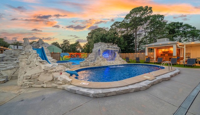 NEW! Pool-Sauna-Gym-Pickleball-Bball-Games-Bunks-Beach-Family Retreat