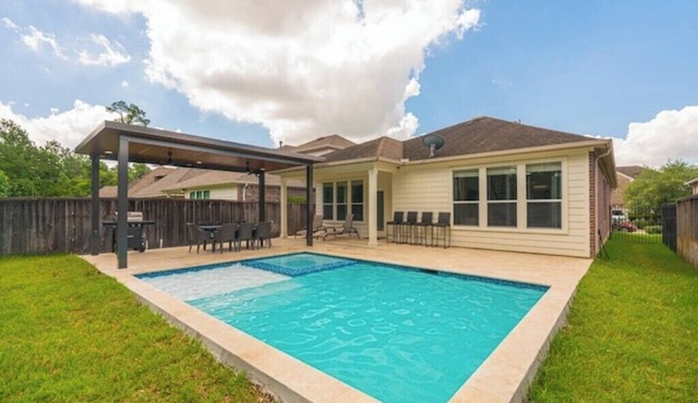 New POOL & SPA + Pergola & BBQ modern 1 story home