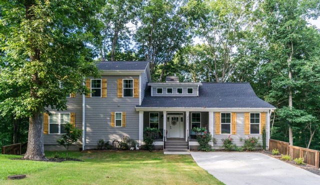 New! Porchside Retreat- 9 mins from Dahlonega
