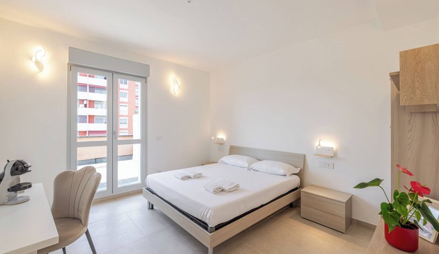 NEW private room with bathroom and balcony 20 minutes from Milan (room number2)