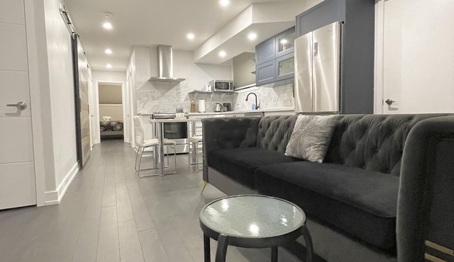 New Private Entrance Bright Boutique 1 Bedroom Suite with Patio