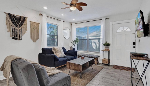 New - Private Fort Lauderdale Compound w/3 Suites : Walk to Wilton Drive!