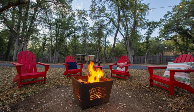 New Private Getaway King Bed, Expansive Deck,Near Yosemit,Ski, Dodge Ridge,Bear