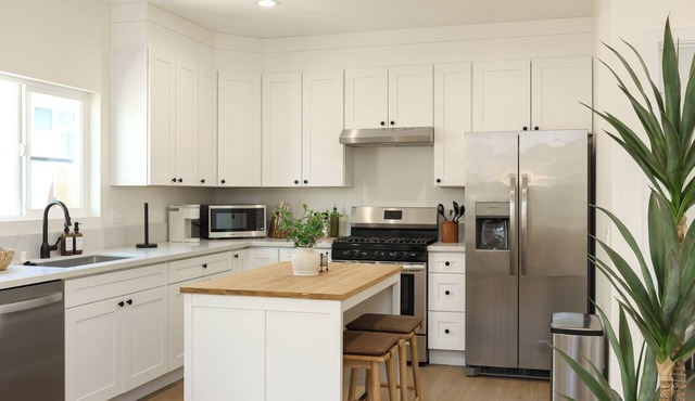 New! Private Guest House, 7m to DT SD and SD Zoo!