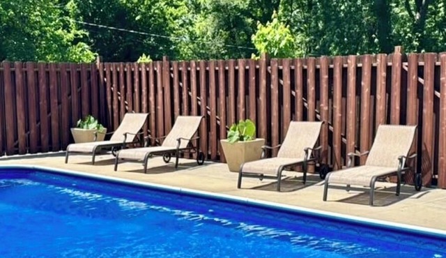 NEW! private HEATED pool. Sauna. Fitness. Massage. 5 bedrooms. 3500 sq ft.