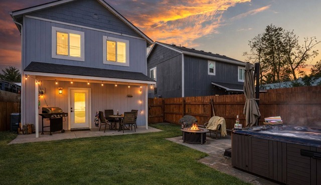 NEW! Private hot tub/Close to town/Cozy and pet friendly