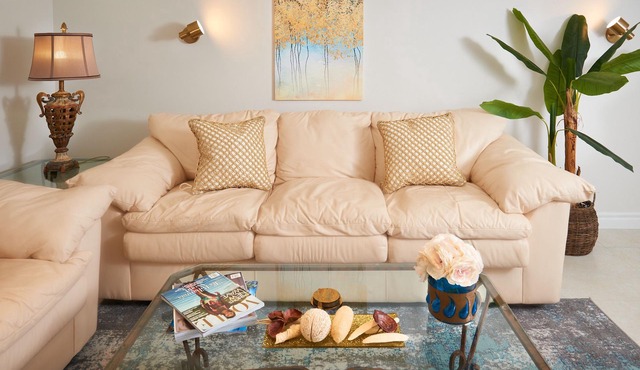 New & Private Modern Suite | Free Parking | Walk To Shops & Cafés