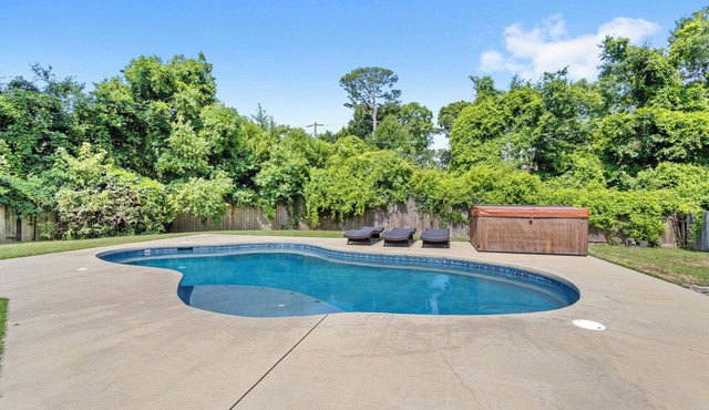 NEW! Private Pool &Hot Tub! Mins to Beach & Close to Biloxi! Poolside Bungalow!