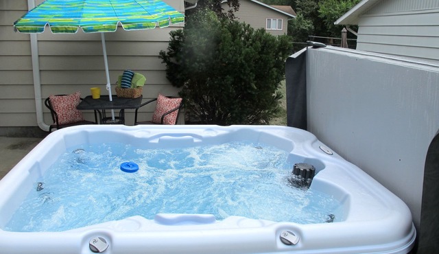 New Private Pool, Hot Tub, Renovated Home, Private Beach, Ping Pong Table!