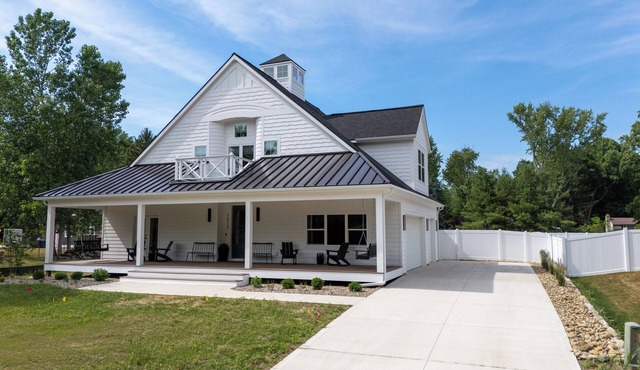 NEW! Private Salt Water Pool, Hot Tub, 6 Bed, 6Bath, Game Room, 1 Block to beach