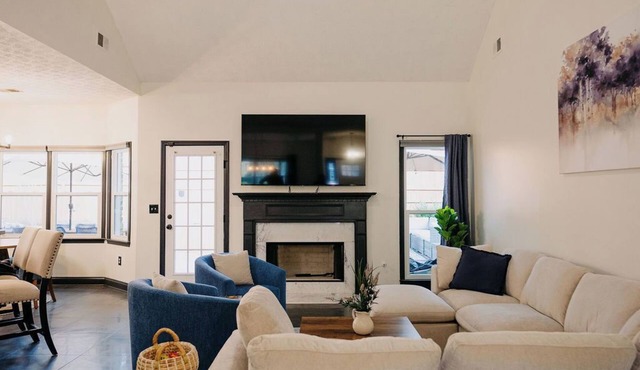 NEW Professional Designed, 5 min KSU, Hot tub, Fire pit, Grill, Game Room