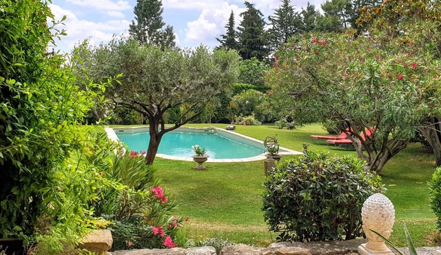NEW! Provence charm, near Uzès, beautiful gardens and pool, 18th C Mas, A/C
