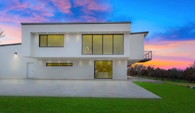 New! Pure Luxury W Private Indoor Pool/Spa Near Sandy Beach!