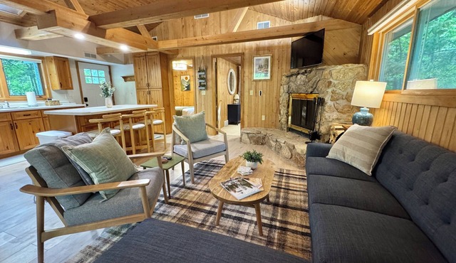 New! Quaint, Pet-Friendly Cottage in Northern Door