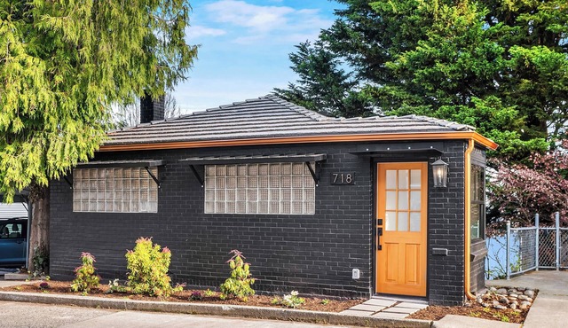 NEW ~ Queen Anne City Escape - 1 bed, 1.5 bath, dog friendly, 1 parking space