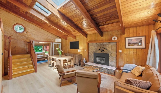 New Rainier Forest Lodge w/Hot Tub-Fireplace-EV-WiFi
