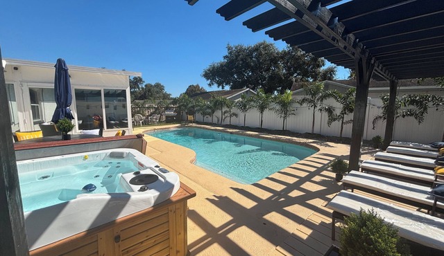 NEW! Rare 5 bedroom house w FREE HEATED POOL & HOT TUB 9 minutes to the beach!